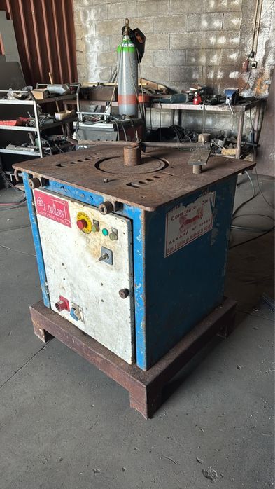 Maquina de cortar e dobrar ferro