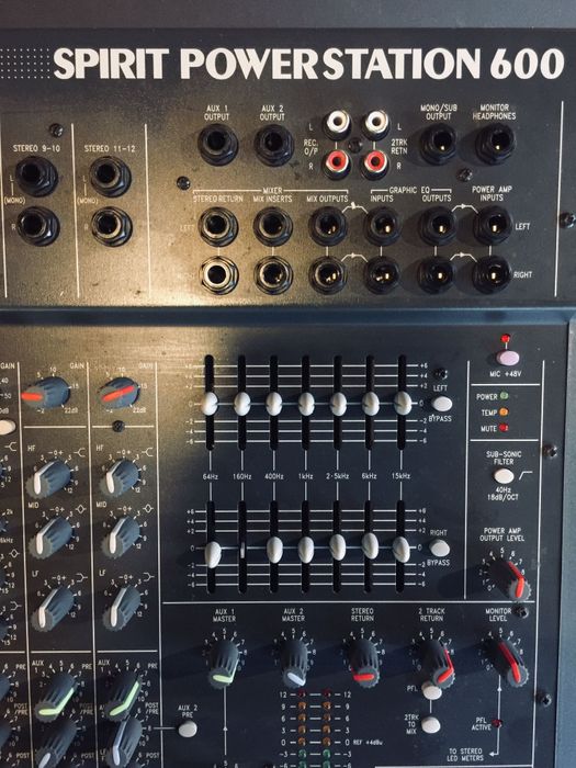 Mesa mistura 10 canais Soundcraft com efeitos