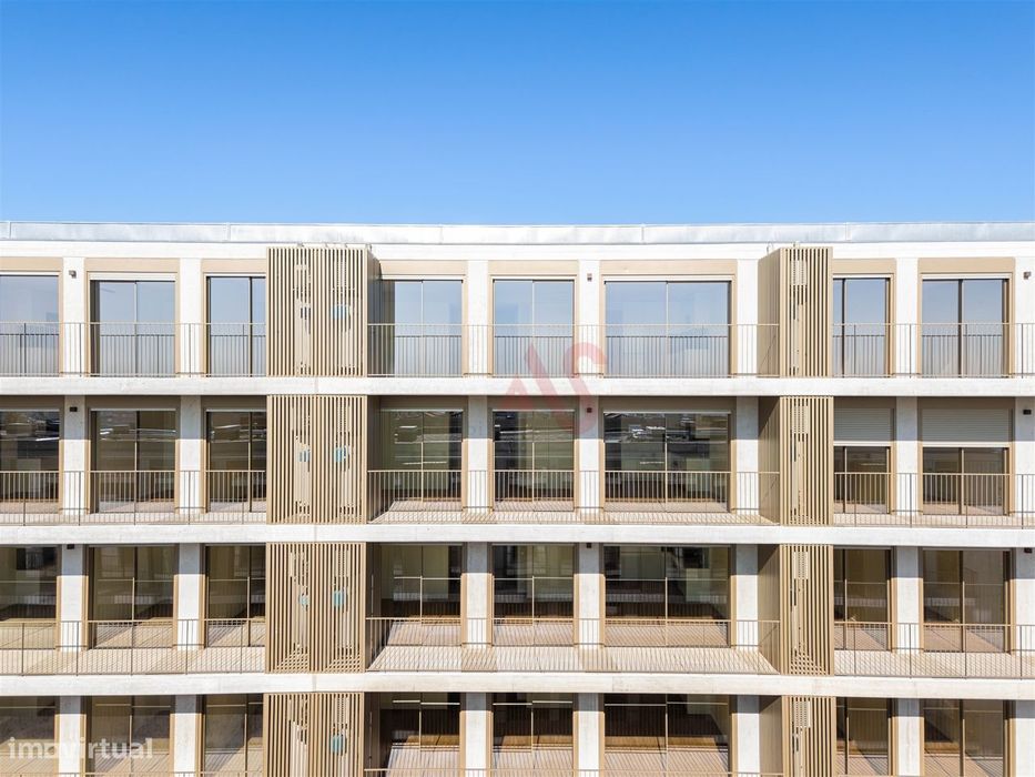 Apartamento T2+1 com varanda, em construção, situado no 1º piso. — Oliveira do Douro, Porto