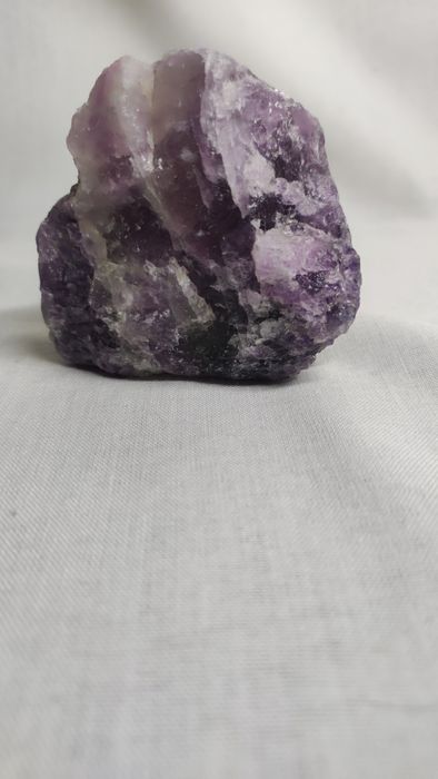 Натуральный камень флюорит.