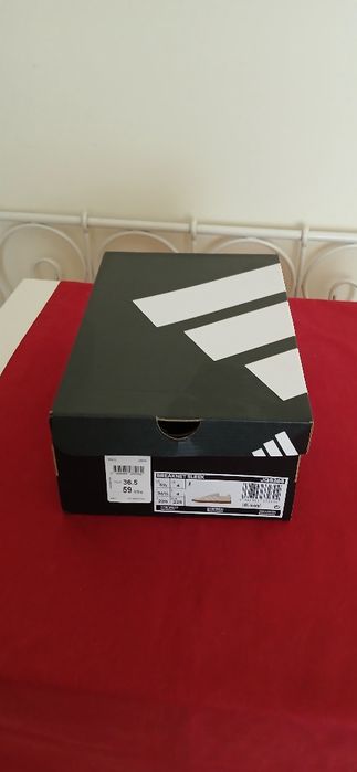 Caixa Adidas, vazia