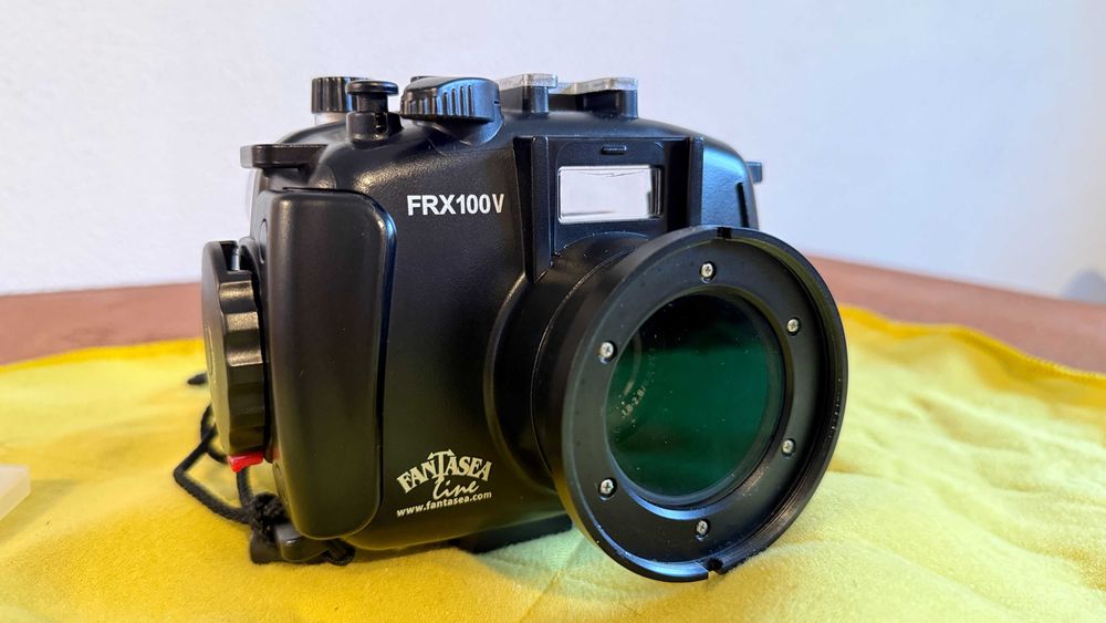 Sony RX100 V com caixa estanque da Fantasea para mergulho