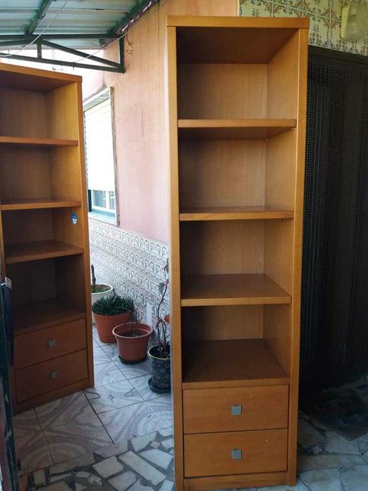 Conjunto de estantes altas...