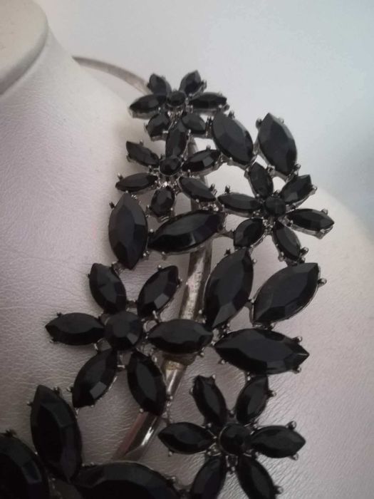 Gargantilha metálica com pedraria