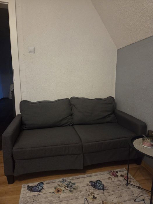 Szara sofa dwuosobowa