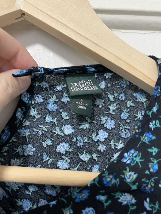 Укорочена блуза з воланами в дрібні квіти