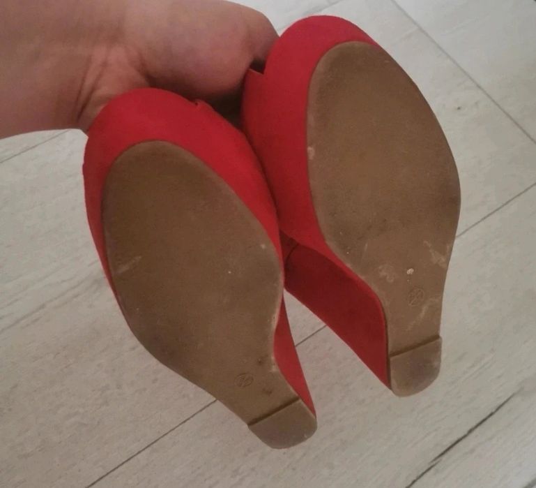 Sandały na koturnie