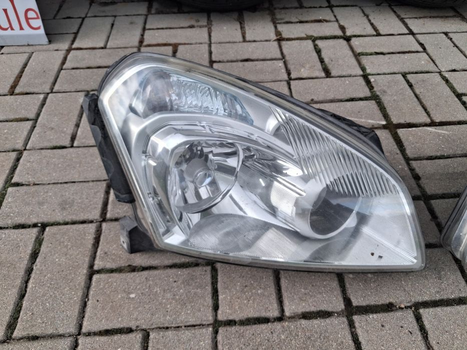 Nissan QaszQai 2007-2010r Lampy Przod Xenon