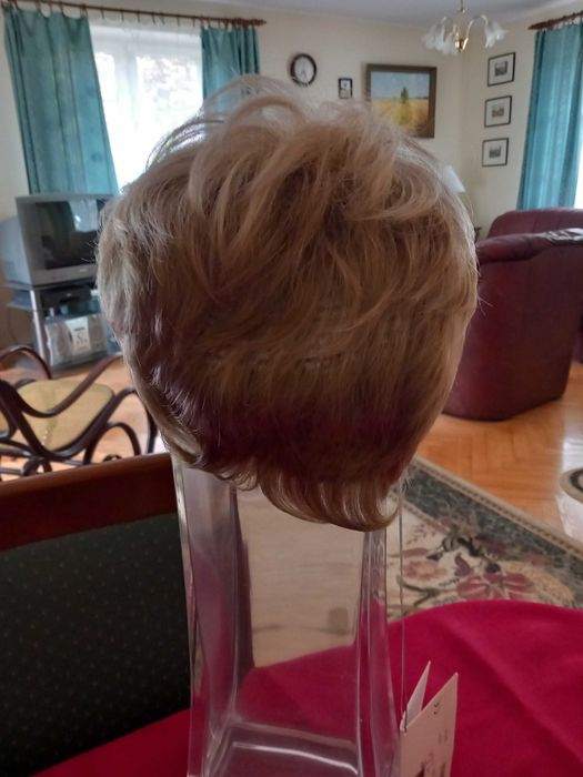 Piękna peruka - nowa