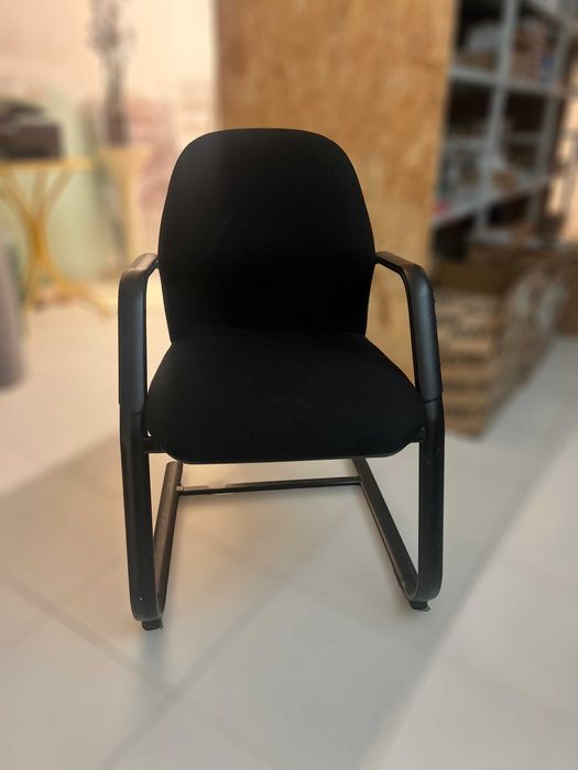 Cadeira de sala de espera / reuniões com braços