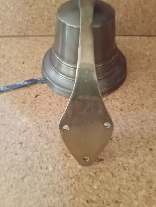 Sino em latão com suporte