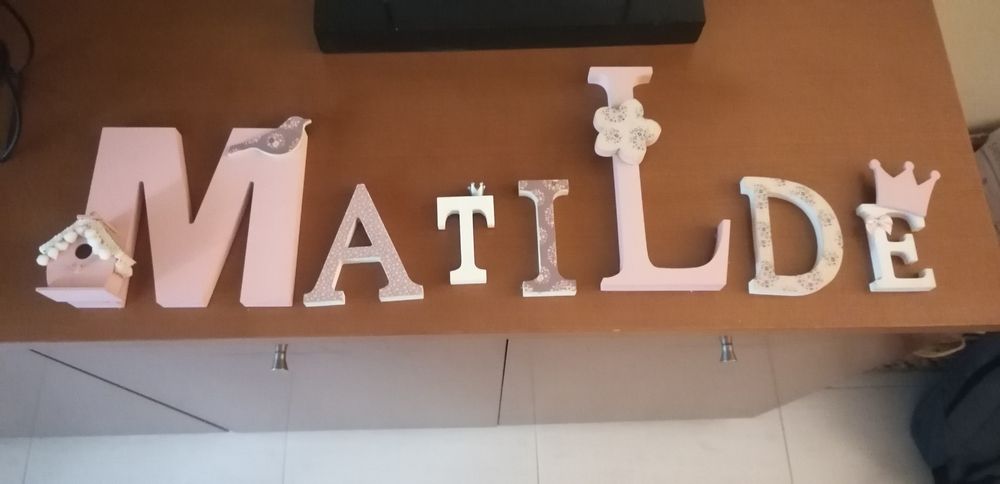 Letras de madeira decorativas com o nome Matilde