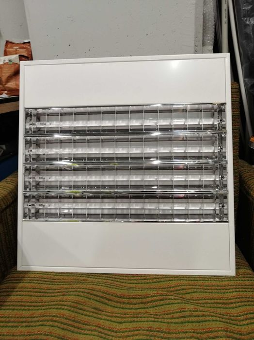 Oprawa świetlówkowa 4xT5 po 14 W każda. Prawie nowa z gwarancją