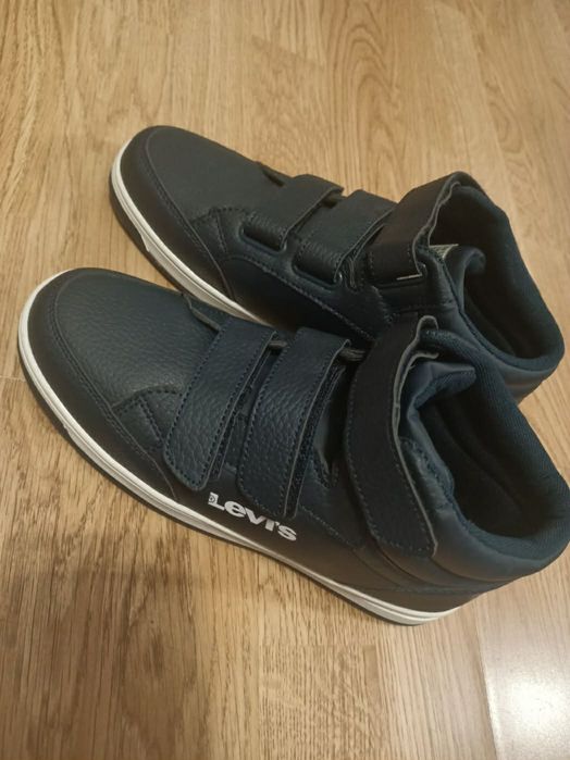 Granatowe buty Levi's na rzepy za kostkę.