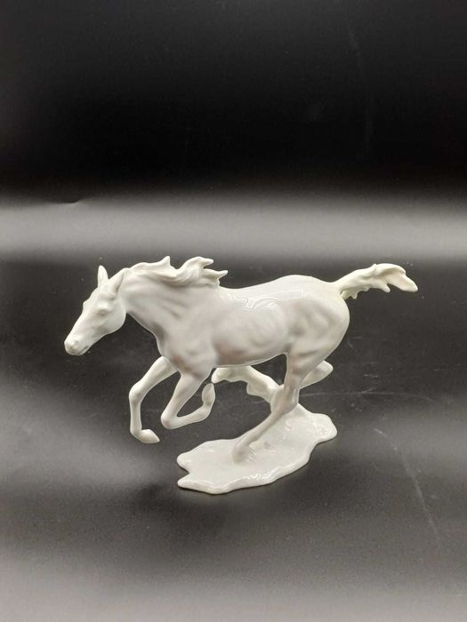 Cavalo em Porcelana Alemã
