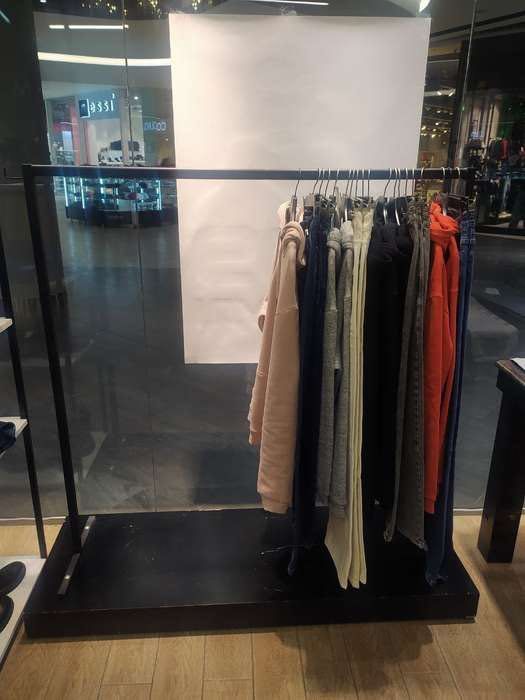 Торгове обладнання (стійки, направляючі, інше).