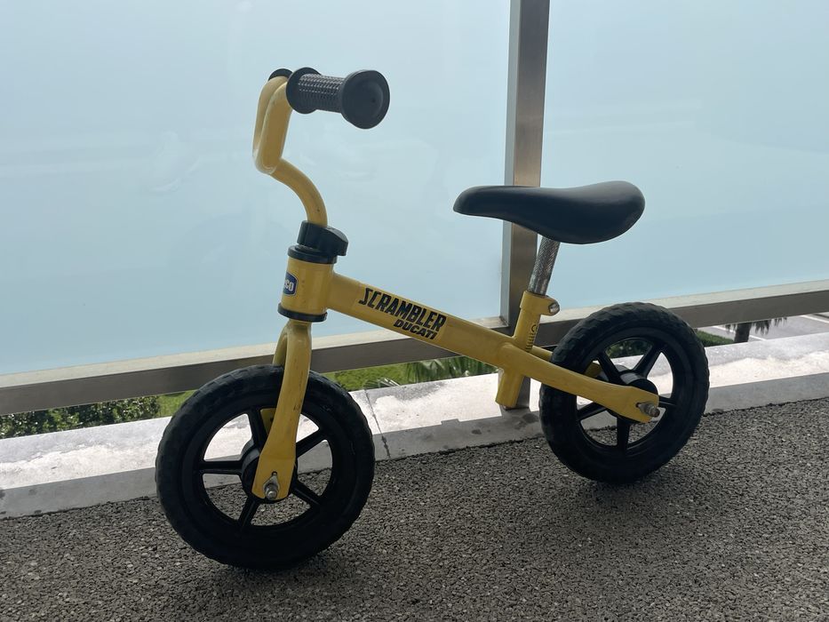 Bicicleta de equilibrio - criança