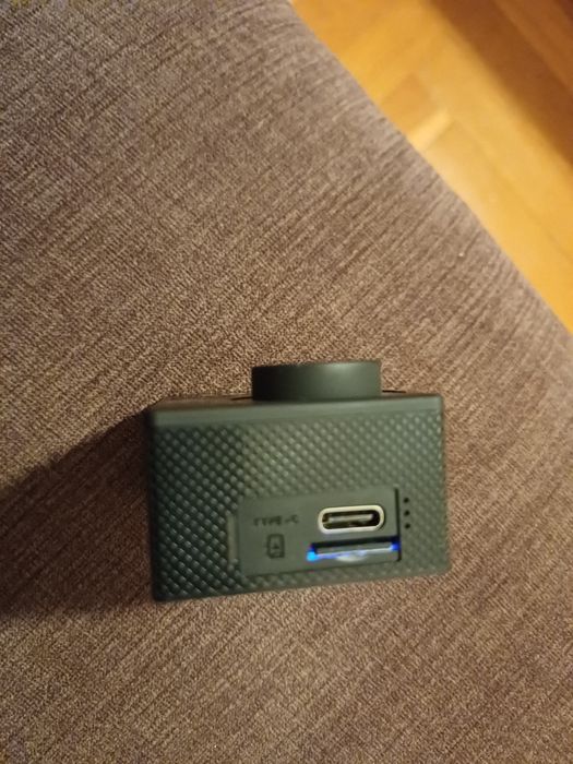 Câmara de ação 1080p, com tripé extensível.