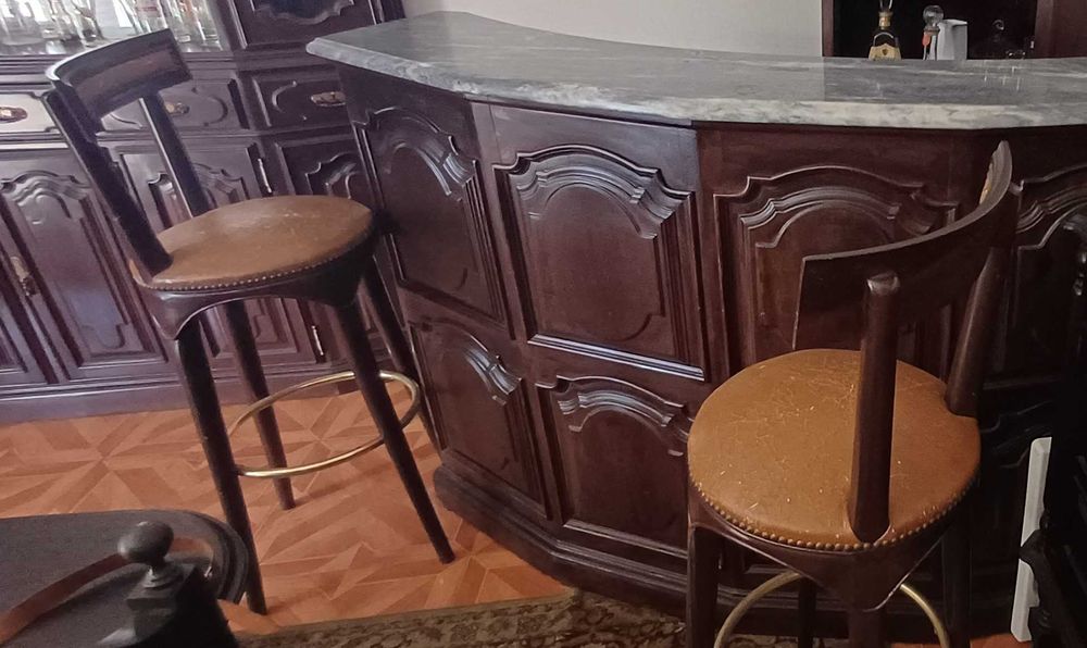 Cristaleira e Móvel Bar com Balcão e duas cadeiras altas para sala
