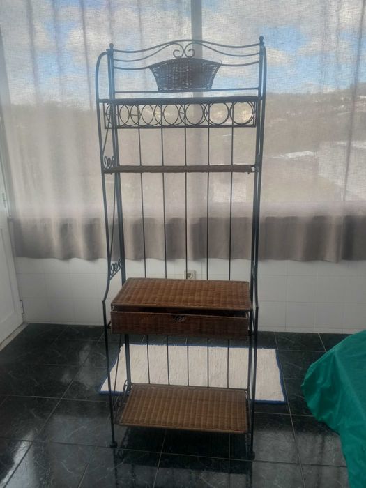 Móvel em ferro trabalhado