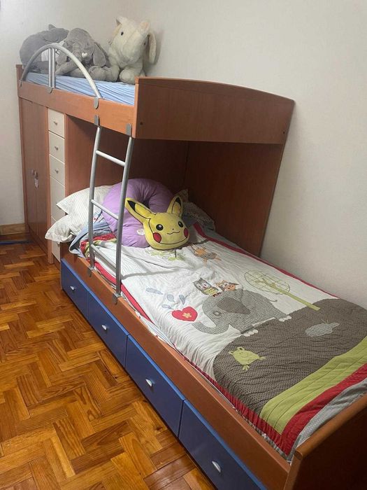 Quarto de criança completo usado em bom estado inclui beliche com armário e gavetas , secretária e estante.