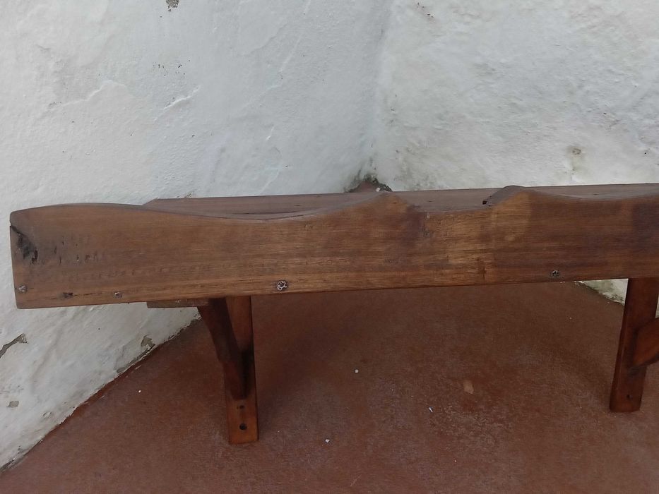 Prateleira feita em madeira, com 68 cms de comp. x 30 de profundidade/largura