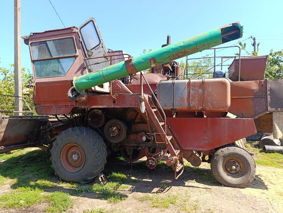 Нива СК 5 М,+ ще є різні запчастини до ниви ,+ще є жатка на 5 м