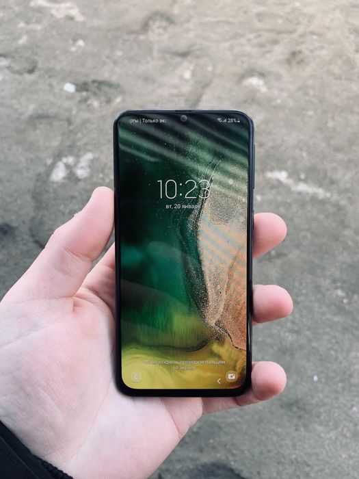 Продам Samsung a40 4/64 в идеальном состоянии