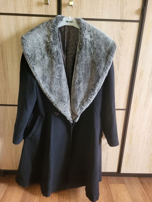 Пальто жіноче чорне з хутром