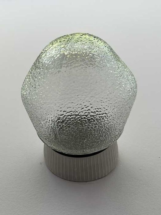 Lampa, biała ceramika, szklany klosz PRL