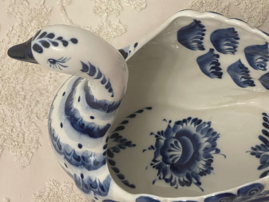 Гжель. Фарфор.. Статуетка. Статуэтка. Конфетнца. Фруктовница. Лебедь.