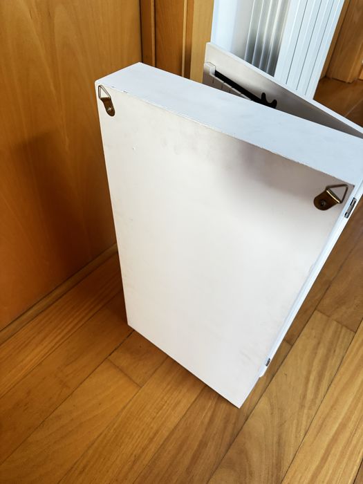 Armário de parede com espelho e arrumação para bijouteria