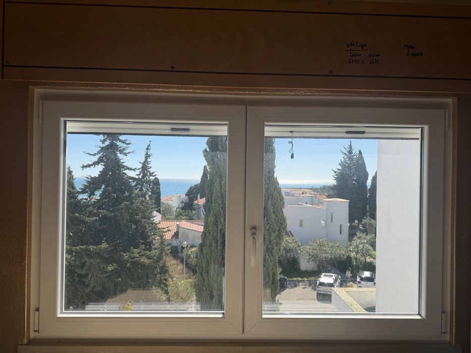 Janela em PVC com vidros duplos