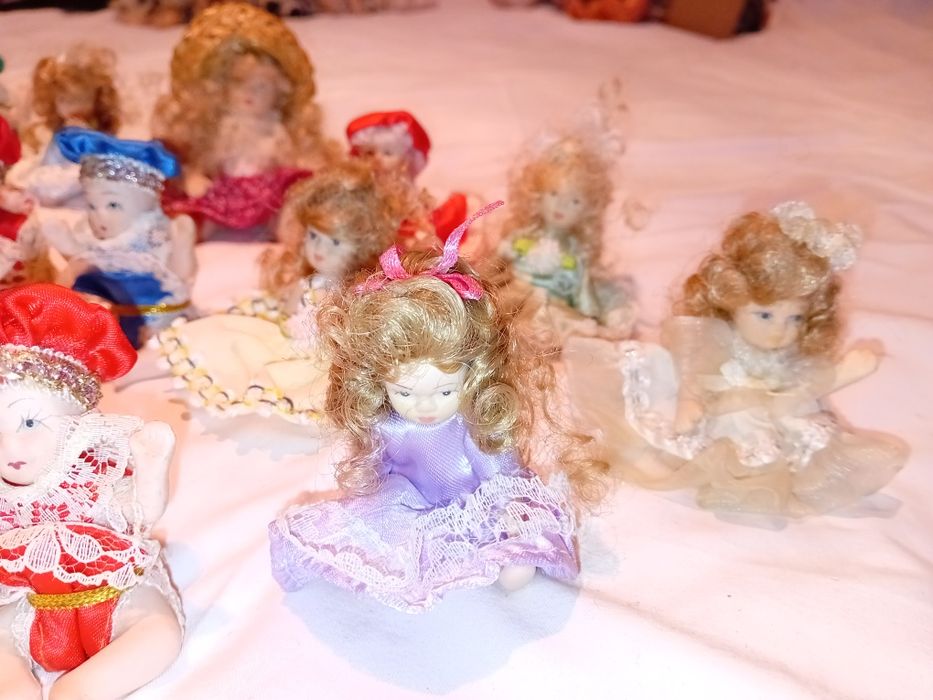Conjunto de 17 Bonecas Pequenas  em  Porcelana