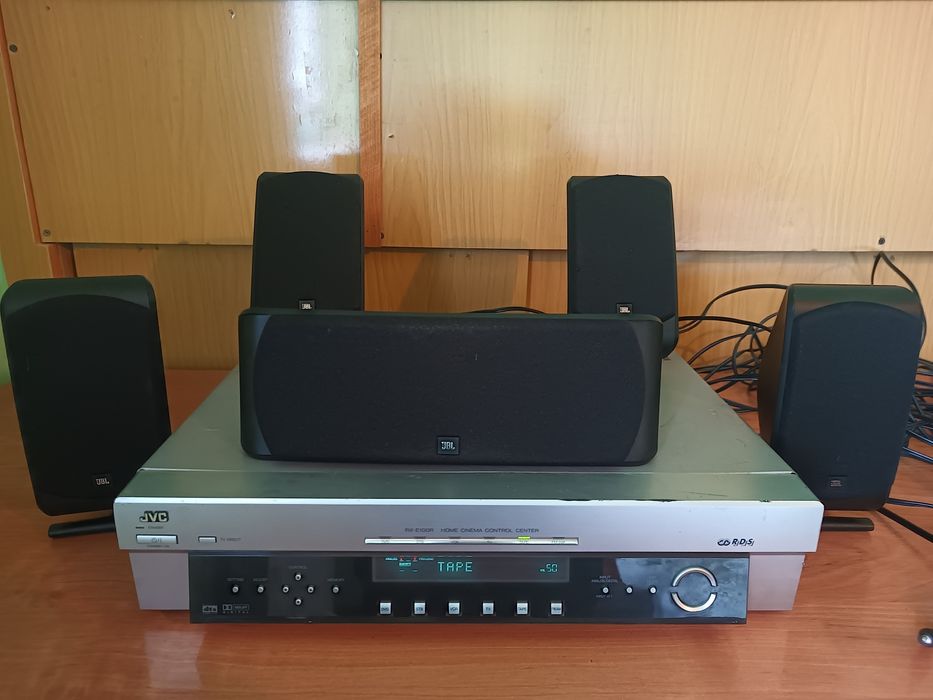 Stereofoniczny wzmacniacz JVC model RX-E100R i głośniki JBL
