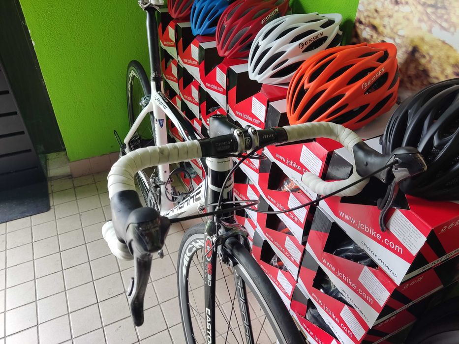 Lapirre de carbono com rodas carbono