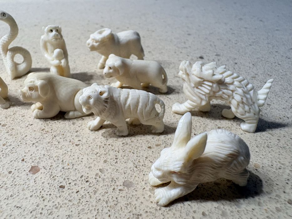 Antigo precioso conjunto de 11 animais asiáticos do Zodiaco esculpidos