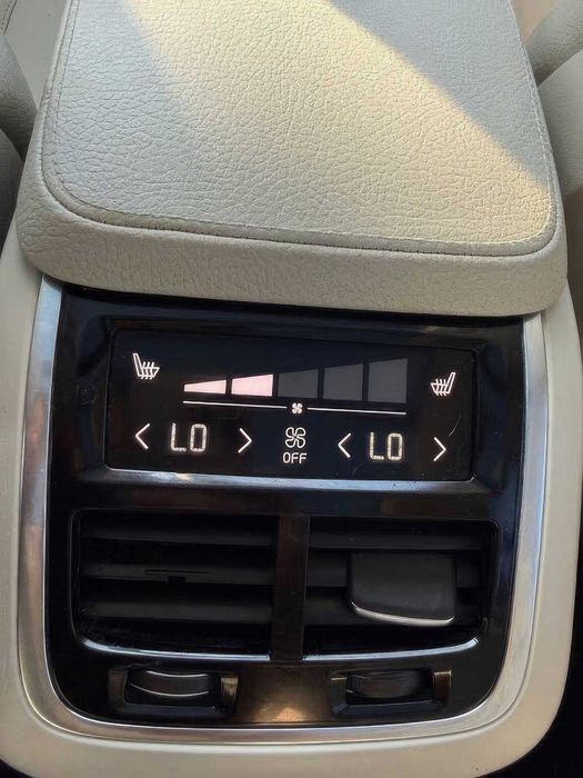 Volvo XC90      2022