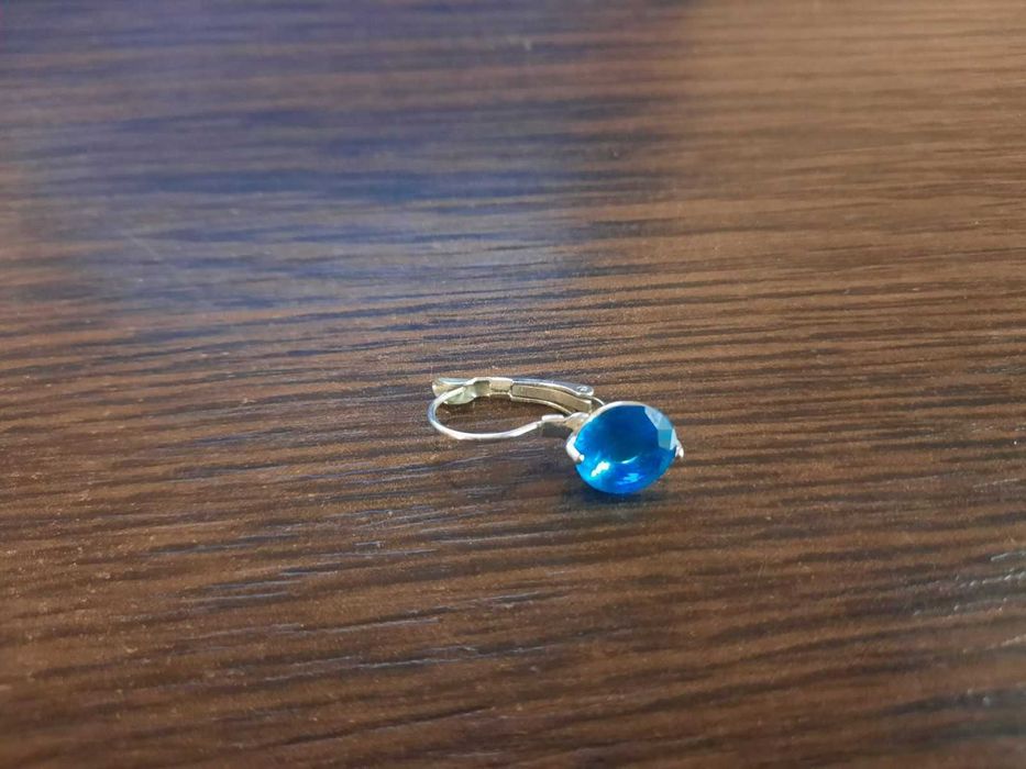 Одна сережка с голубым камушком серьги бижутерия