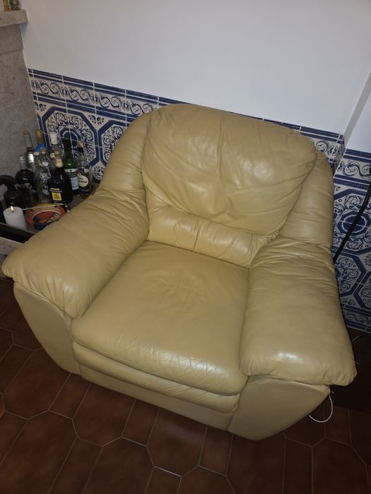 Conjunto de sofás em pele genuina amarela