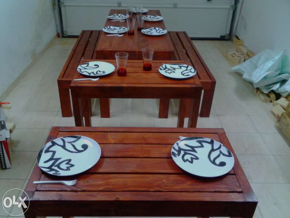 Conjunto de mesa e bancos