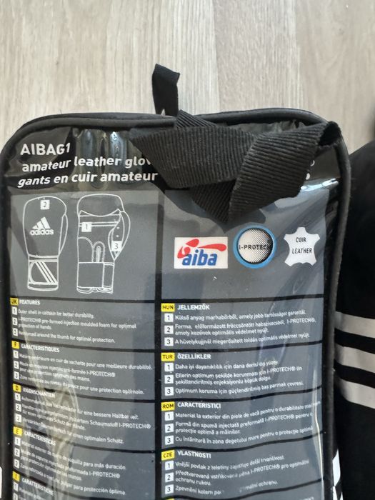 Vendo dois pares de luvas de competição oficiais AIBA e WAKO