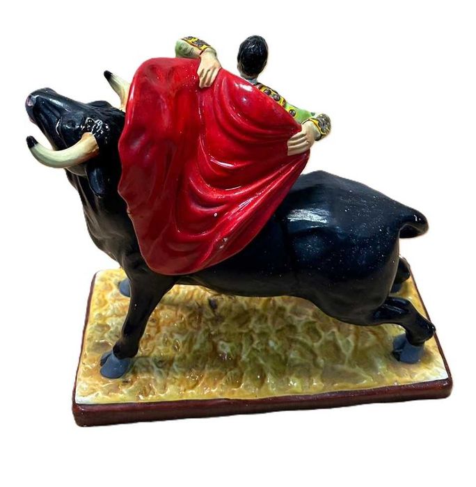 Estatueta antiga, touro e toureiro em barro