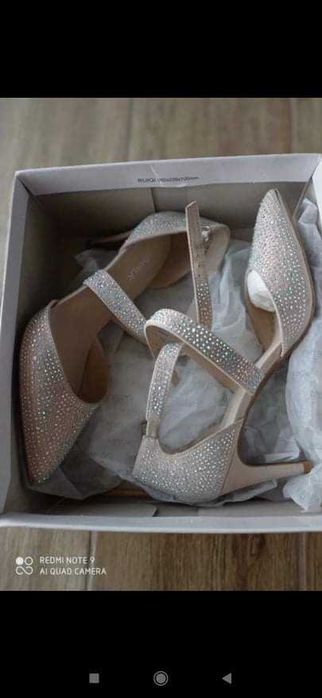 Eleganckie buty z subtelnymi cyrkoniami