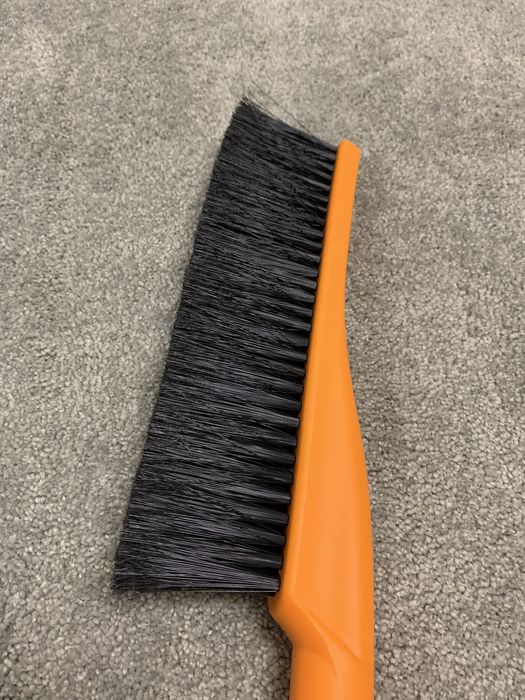 Щетка со скребком от снега 80 см lavita