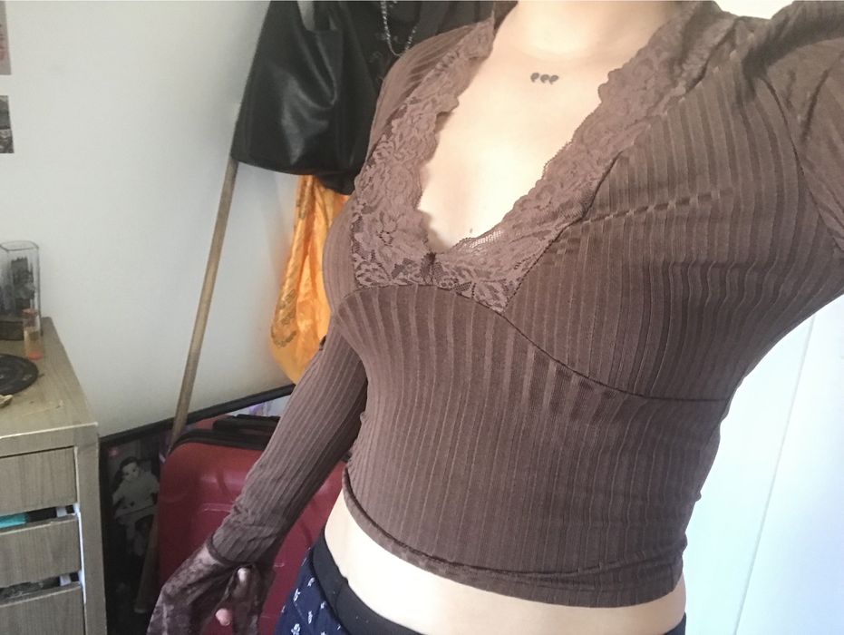 Camisola castanha com renda
