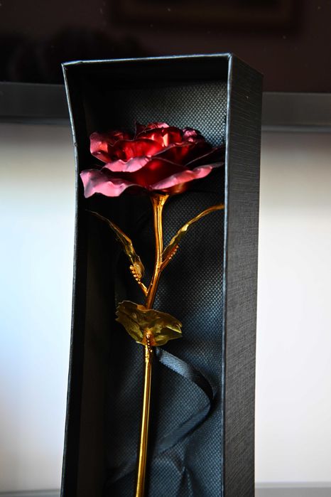 Rosa Decorativa Vermelha e Dourada