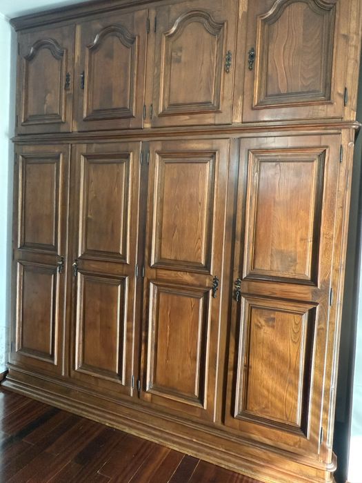 Mobilia de quarto em madeira de castanho