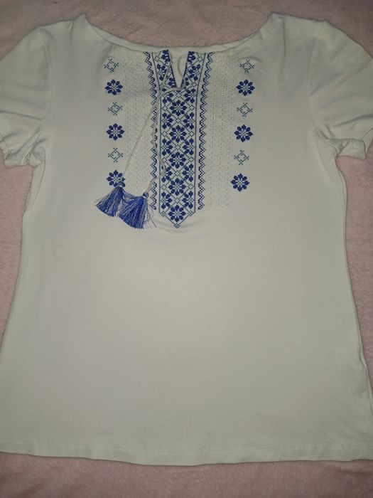 Вишита футболка для дівчинки