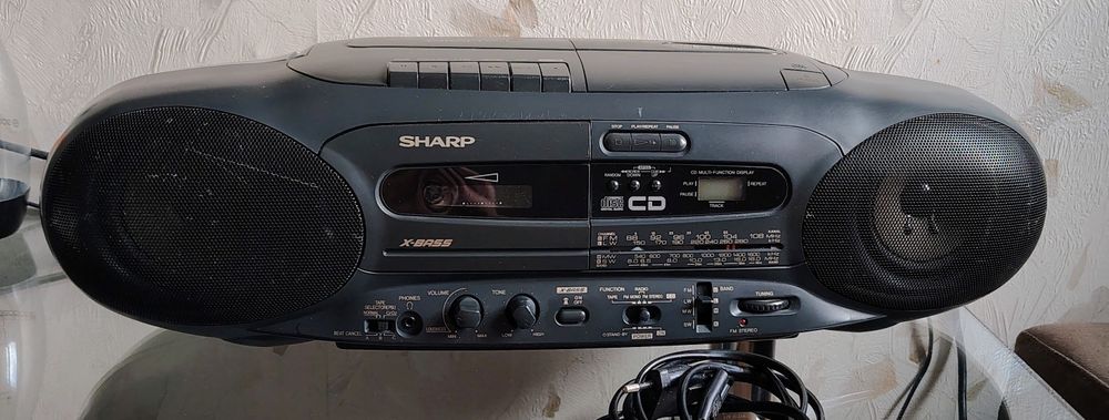 Radiomagnetofon SCHARP model QT- CD7.
